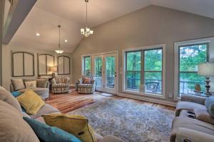 un soggiorno con divano, sedie e finestre di Lakefront Getaway with Dock and Sunset Views a Jacksons Gap