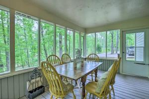 una sala da pranzo con tavolo e sedie in legno di Lakefront Getaway with Dock and Sunset Views a Jacksons Gap