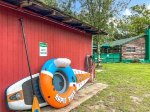 ein Rettungsboot neben einem roten Gebäude in der Unterkunft Cabin Retreat on 8.5 Acres at High Springs, FL in High Springs