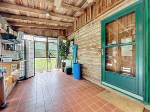 eine Küche mit grüner Tür und Fliesenboden in der Unterkunft Cabin Retreat on 8.5 Acres at High Springs, FL in High Springs + 31 Fotos