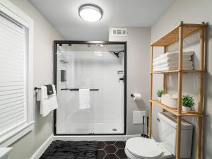 un bagno con doccia e WC di Amazing Boho Oasis Apartment in Ohio City a Ohio City Altre 73 foto