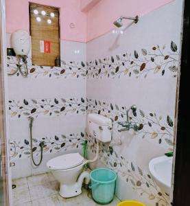 une salle de bain avec toilettes et lavabo dans l'établissement Luxury Retreat 3 BHK Flat For Family and Group Homestay, Prime Location Near Kashi Vishwanath Temple, à Varanasi 10 autres photos
