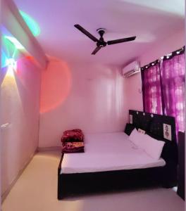 Postel nebo postele na pokoji v ubytování Luxury Retreat 3 BHK Flat For Family and Group Homestay, Prime Location Near Kashi Vishwanath Temple