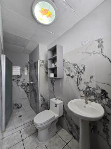 Ένα μπάνιο στο Mi Tierra Escalón Hotel y Restaurante