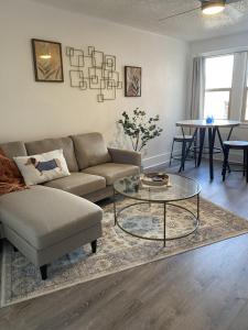 Posezení v ubytování Unit 210 The Newest Boutique Stay at The George