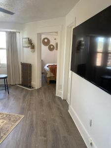 Posezení v ubytování Unit 210 The Newest Boutique Stay at The George