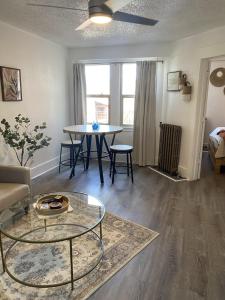 Posezení v ubytování Unit 210 The Newest Boutique Stay at The George