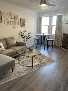 Posezení v ubytování Unit 210 The Newest Boutique Stay at The George