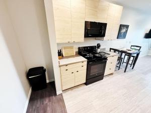 eine kleine Küche mit Herd und Tisch in der Unterkunft Aqua Loft in Des Moines