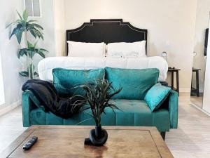 ein Wohnzimmer mit Sofa und Bett in der Unterkunft Aqua Loft in Des Moines