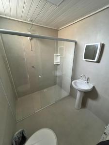 un bagno con doccia, WC e lavandino di Suíte da paz a Lauro Müller