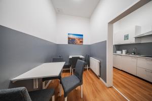 une cuisine et une salle à manger avec une table et des chaises dans l'établissement The Vienna Fifteen - Boutique Hostel, à Vienne 30 autres photos