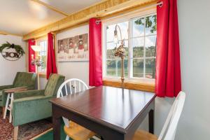 ein Esszimmer mit einem Tisch und einem Fenster in der Unterkunft Historic Rockaway Beach Cottage 7 in Rockaway Beach