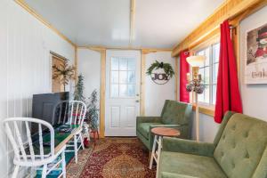 ein Wohnzimmer mit Sofa und Fernseher in der Unterkunft Historic Rockaway Beach Cottage 7 in Rockaway Beach