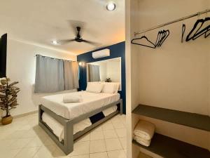 a small bedroom with a bed and a mirror at Comodo y brillante alojamiento para 5 in Chuburná de Hidalgo