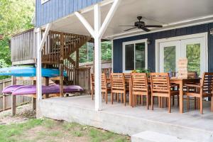 a deck with a table and chairs on a house at Heron House-ON Lake Avalon - near MTB in Bella Vista