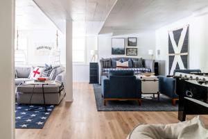 a living room with blue and white furniture at Heron House-ON Lake Avalon - near MTB in Bella Vista