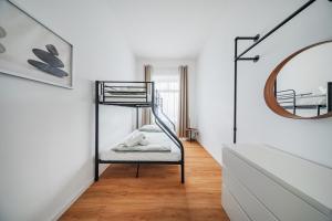 une chambre avec deux lits superposés et un miroir dans l'établissement The Vienna Fifteen - Boutique Hostel, à Vienne