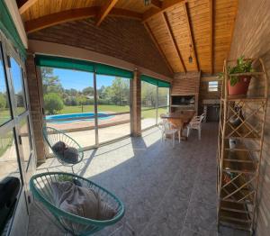 a large screened in porch with a table and chairs at El refugio in Villa del Dique