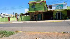 a building on the side of a street at Pousada casa verde in Bonito
