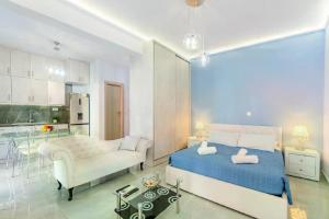 een slaapkamer met een bed en een stoel en een keuken bij La casa di San Rocco in Corfu-stad