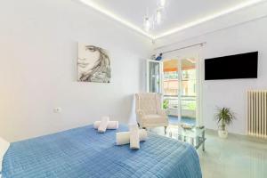 een slaapkamer met een blauw bed en een stoel bij La casa di San Rocco in Corfu-stad