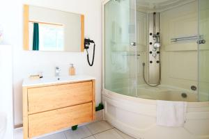 Bilik mandi di Studio Oasis Balinaise - Welkeys