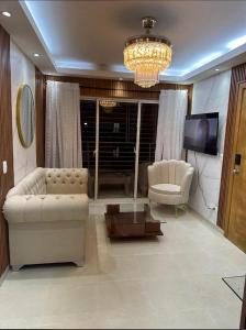 un salon avec deux canapés et une télévision dans l'établissement Luxurious and cozy apartment, à San Luis