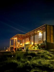 ein Haus, das nachts beleuchtet ist in der Unterkunft Thenca Lodge - increíble vista panorámica y hottub privado in Licancheo