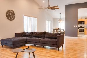 a living room with a brown couch and a clock at Magic Retreat Orlando in Davenport