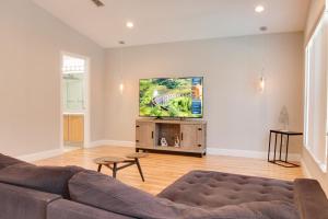 a living room with a couch and a flat screen tv at Magic Retreat Orlando in Davenport