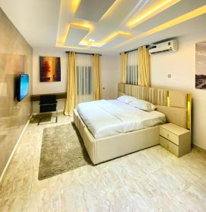 Postel nebo postele na pokoji v ubytování Luxury 5-Bedroom Shortlet in Lekki - Family Staycation, Team Bonding and Corperate Hangouts
