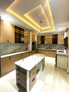 Kuchyň nebo kuchyňský kout v ubytování Luxury 5-Bedroom Shortlet in Lekki - Family Staycation, Team Bonding and Corperate Hangouts