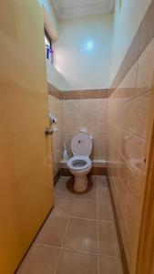 Un baño con un inodoro blanco en una habitación. en Rubz family home, en Nairobi