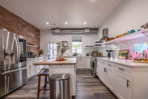 Dapur atau dapur kecil di Modern Retreat With Dedicated Parking 2 King Beds Arcade BBQ