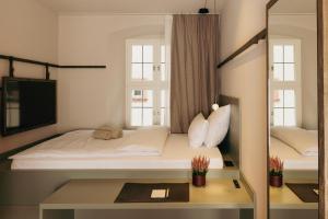 Giường trong phòng chung tại HOY bamberg boutique hotel