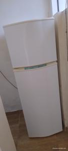 un frigorifero bianco è seduto in una stanza di Casa da SU no meio da natureza a Bueno Brandão