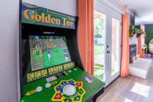 Phòng trò chơi tại Desert Oasis With Pool Mini Golf King Bed RV Parking