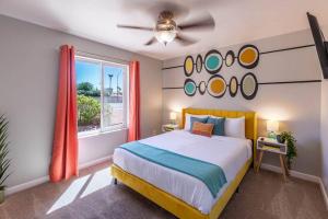 Giường trong phòng chung tại Desert Oasis With Pool Mini Golf King Bed RV Parking