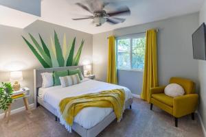 Giường trong phòng chung tại Desert Oasis With Pool Mini Golf King Bed RV Parking