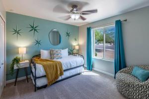 Giường trong phòng chung tại Desert Oasis With Pool Mini Golf King Bed RV Parking +30 ảnh