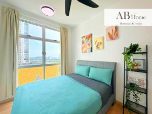 ein Schlafzimmer mit einem blauen Bett und einem Fenster in der Unterkunft ABHome "ROMANCE Suite" #Midas Seri Alam #CityView #Mall #Masai #JB in Masai + 41 Fotos