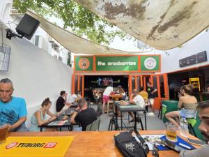 博德鲁姆The Cranberries Bodrum的一群人坐在餐厅的桌子旁