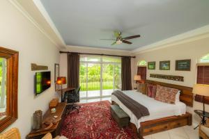 Katil atau katil-katil dalam bilik di Colina 8E 2 bdr Garden View in Los Suenos +38 gambar