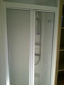 Ванная комната в Kingfisher Ingoldmells Merlin III 8 Berth Central Heated +27 фотографий