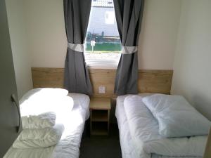 Кровать или кровати в номере Kingfisher Ingoldmells Merlin III 8 Berth Central Heated