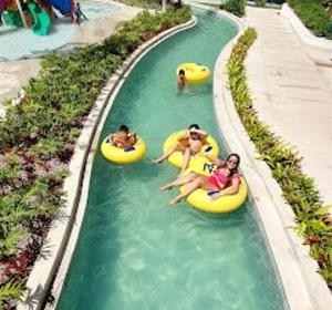 a group of people riding on tubes in the water at a water park at Esclusive Resort Salinas in Salinópolis