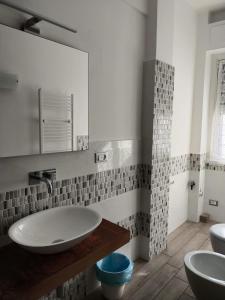 a bathroom with two sinks and a mirror at A&V Apartment in Santa Margherita Ligure +5 photos