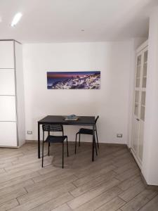 a black table and two chairs in a room at A&V Apartment in Santa Margherita Ligure
