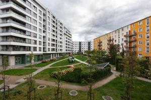 un complesso di appartamenti con parco ed edifici di Marina Harmony Apartment by BookingHost a Gdynia
